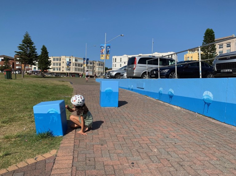 2019 - Ocean Blue - BondiWorld - Artist's helper in action
